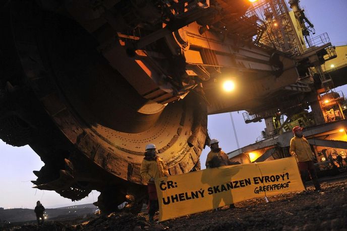 Zhruba 20 aktivistů z hnutí Greenpeace obsadilo 28. listopadu ráno skrývkové rypadlo v hnědouhelném dole ČSA u Litvínova. Zhruba 20 aktivistů z hnutí Greenpeace obsadilo 28. listopadu ráno skrývkové rypadlo v hnědouhelném dole ČSA u Litvínova.