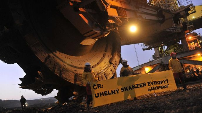 Zhruba 20 aktivistů z hnutí Greenpeace obsadilo 28. listopadu ráno skrývkové rypadlo v hnědouhelném dole ČSA u Litvínova. Zhruba 20 aktivistů z hnutí Greenpeace obsadilo 28. listopadu ráno skrývkové rypadlo v hnědouhelném dole ČSA u Litvínova.