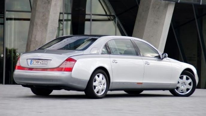 Maybach 62 před muzeem Mercedes-Benz ve Stuttgartu Maybach 62 před muzeem Mercedes-Benz ve Stuttgartu