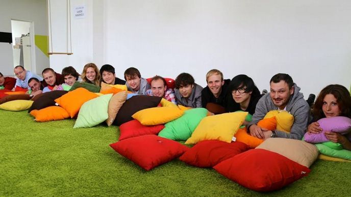 Letošní účastníci StartupYardu mají hlavní tříměsíční program za sebou. Prostory v TechSquare mohou ale využít dalšího čtvrt roku. Letošní účastníci StartupYardu mají hlavní tříměsíční program za sebou. Prostory v TechSquare mohou ale využít dalšího čtvrt roku.