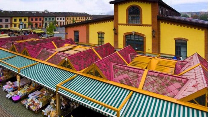 Přestavba areálu Holešovické tržnice na moderní gurmánský a zábavní komplex zřejmě skončí dřív, než vůbec začala. Nájemce celé tržnice, společnost s izraelskými kořeny Delta Center, se hádá s pražským magistrátem o nájemné a výši investic. Přestavba areálu Holešovické tržnice na moderní gurmánský a zábavní komplex zřejmě skončí dřív, než vůbec začala. Nájemce celé tržnice, společnost s izraelskými kořeny Delta Center, se hádá s pražským magistrátem o nájemné a výši investic.