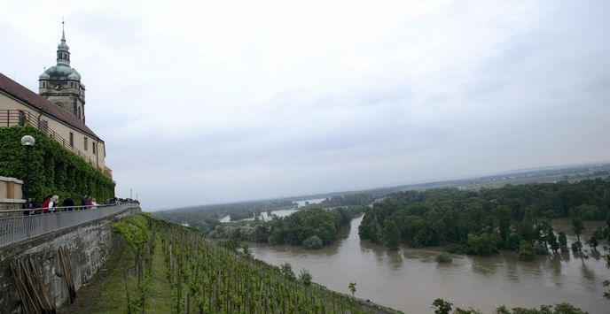 Velká voda na soutoku Vltavy a Labe v Mělníku 4. června. Kulminace nastala okolo 20:00 přetečení hrází už nehrozí. Protipovodňová zábrana ale protéká. Kdyby se protrhla, povodňová vlna projde přístavem, obytných budov se však nedotkne. Velká voda na soutoku Vltavy a Labe v Mělníku 4. června. Kulminace nastala okolo 20:00 přetečení hrází už nehrozí. Protipovodňová zábrana ale protéká. Kdyby se protrhla, povodňová vlna projde přístavem, obytných budov se však nedotkne.