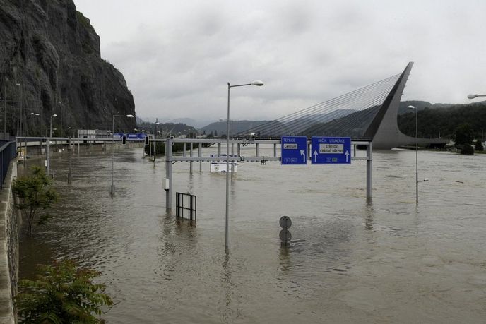 Řeka Labe v Přístavní ulici v Ústí nad Labem se v úterý rozlila do velkého jezera. Řeka Labe v Přístavní ulici v Ústí nad Labem se v úterý rozlila do velkého jezera.