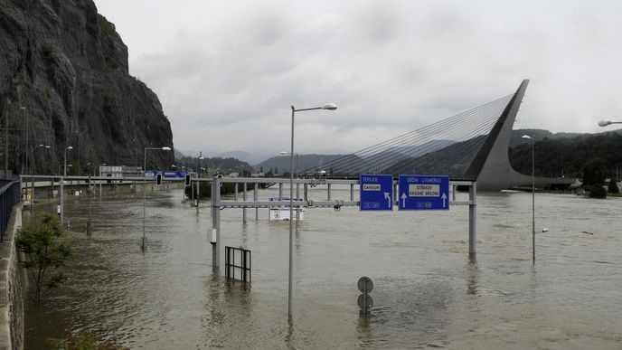 Řeka Labe v Přístavní ulici v Ústí nad Labem se v úterý rozlila do velkého jezera. Řeka Labe v Přístavní ulici v Ústí nad Labem se v úterý rozlila do velkého jezera.