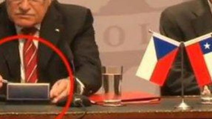 --------------------------------------------------------------------------------
Prezidenta Václava Klause při návštěvě Chile zaujalo protokolární pero. Nejdříve ho převrací v rukou a pak ho s kamennou tváří schovává pod stůl. --------------------------------------------------------------------------------
Prezidenta Václava Klause při návštěvě Chile zaujalo protokolární pero. Nejdříve ho převrací v rukou a pak ho s kamennou tváří schovává pod stůl.