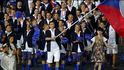 Česká olympijská výprava v holínkách, která defilovala loni v létě Londýnem ještě netušila, jak aktuální se fotografie z akce stanou o rok později Česká olympijská výprava v holínkách, která defilovala loni v létě Londýnem ještě netušila, jak aktuální se fotografie z akce stanou o rok později