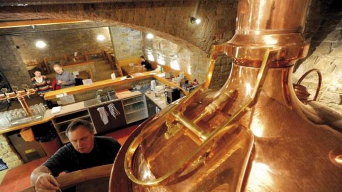 Konec půstu. V Litoměřicích byla po devíti letech
obnovena výroba piva. Koncem ledna začal v centru města
fungovat minipivovar Labuť s výstavem 600 hektolitrů ročně. Pivo
zatím nemá název, rozhodne se v anketě mezi obyvateli města. Konec půstu. V Litoměřicích byla po devíti letech
obnovena výroba piva. Koncem ledna začal v centru města
fungovat minipivovar Labuť s výstavem 600 hektolitrů ročně. Pivo
zatím nemá název, rozhodne se v anketě mezi obyvateli města.