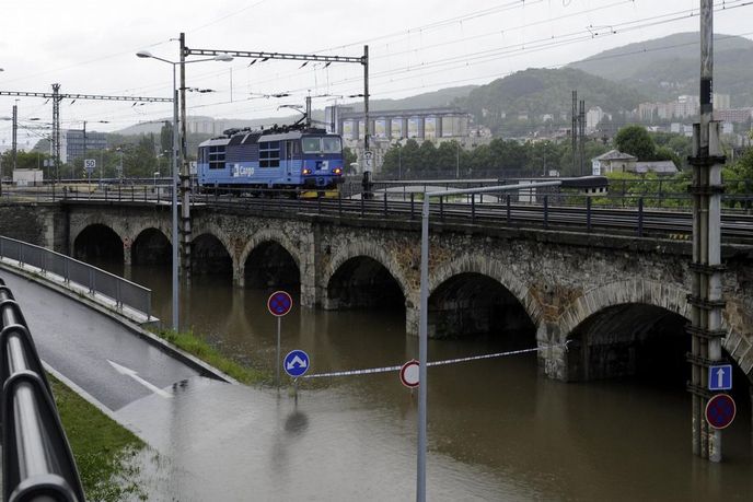 Rozvodněné Labe 4. června ráno v těsné blízkosti obchodního centra Forum nedaleko centra Ústí nad Labem. Rozvodněné Labe 4. června ráno v těsné blízkosti obchodního centra Forum nedaleko centra Ústí nad Labem.