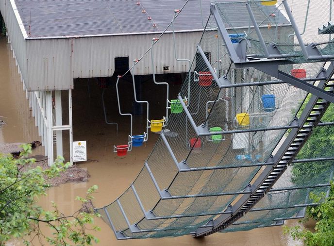 Zaplavený areál zoologické zahrady v Praze-Troji Zaplavený areál zoologické zahrady v Praze-Troji
