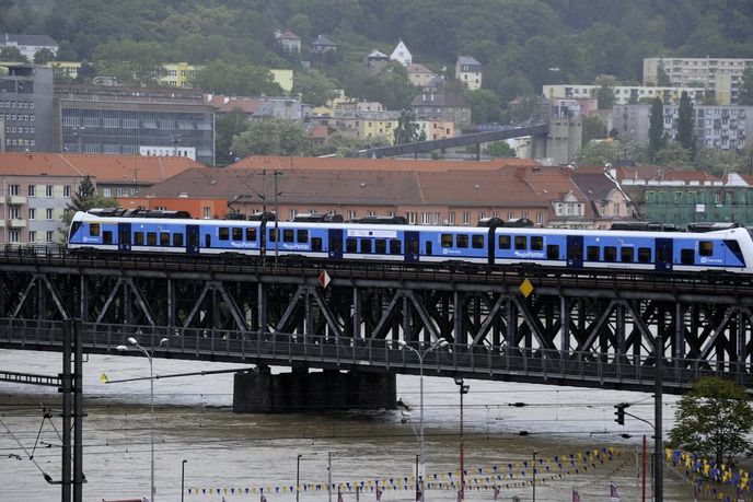 Pohled na rozvodněné Labe 4. června ráno z obchodního centra Forum nedaleko centra Ústí nad Labem Pohled na rozvodněné Labe 4. června ráno z obchodního centra Forum nedaleko centra Ústí nad Labem