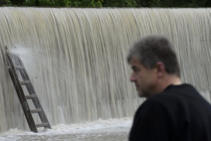 V Hoříně u Mělníka voda překonala protipovodňovou hráz a zaplavila obec i její místní části. Všech 700 obyvatel muselo být evakuováno. Voda se podle ní naštěstí jen přelévá, hráze se nikde neprotrhly. V Hoříně u Mělníka voda překonala protipovodňovou hráz a zaplavila obec i její místní části. Všech 700 obyvatel muselo být evakuováno. Voda se podle ní naštěstí jen přelévá, hráze se nikde neprotrhly.