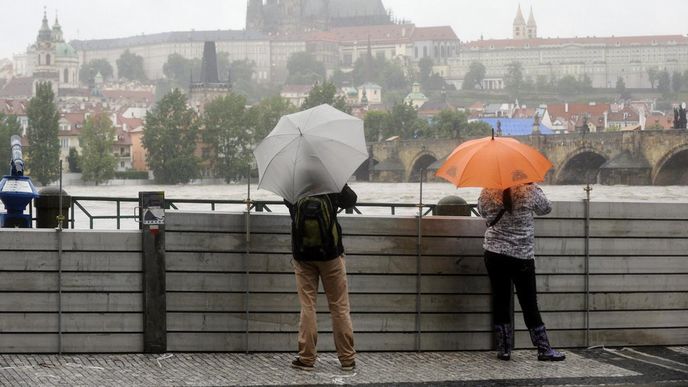 Protipovodňové zábrany na Smetanově nábřeží v Praze při povodni. Protipovodňové zábrany na Smetanově nábřeží v Praze při povodni.