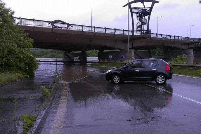 Povodně již uzavřely 150 úseků silnic Povodně již uzavřely 150 úseků silnic