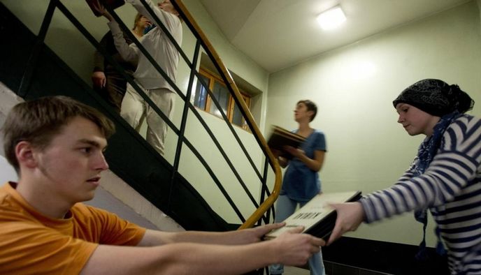 Pracovníci městaké knihovny, jejich rodinní příslušníci i přátelé začali 2. června stěhovat svazky ze suterénů do přízemní části budovy v Praze. Pracovníci městaké knihovny, jejich rodinní příslušníci i přátelé začali 2. června stěhovat svazky ze suterénů do přízemní části budovy v Praze.