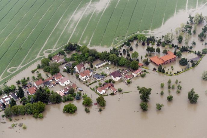 Rozvodněnou Vltavou zatopené Miřejovice u Kralup nad Vltavou 3. června. Rozvodněnou Vltavou zatopené Miřejovice u Kralup nad Vltavou 3. června.