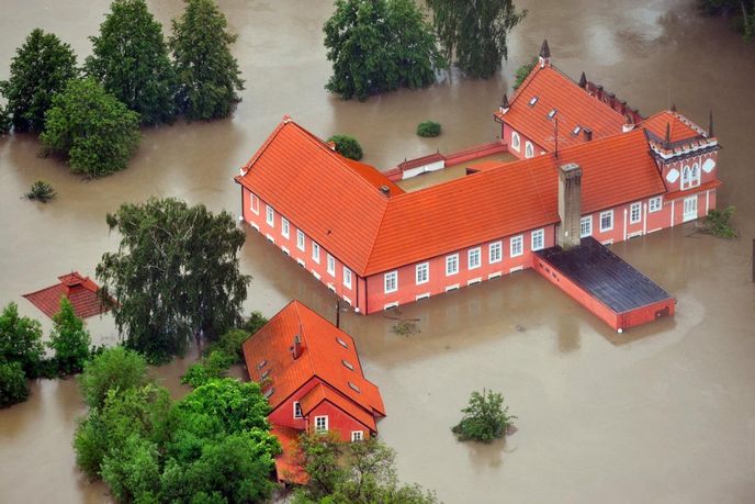 Vltavou zatopená budova Červeného Mlýna v severní části veltruského parku Vltavou zatopená budova Červeného Mlýna v severní části veltruského parku