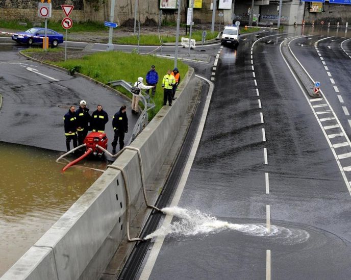 Hasiči čerpali 3. června vodu v Přístavní ulici v Ústí nad Labem ze zatopených podzemních garáží. Hasiči čerpali 3. června vodu v Přístavní ulici v Ústí nad Labem ze zatopených podzemních garáží.