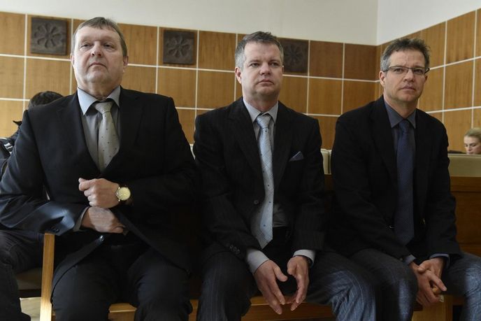 Zleva Jan Hudeček z Železáren Veselí a majitelé solárních elektráren v Chomutově Zdeněk Zemek a Alexandr Zemek čekají u brněnského krajského soudu na rozsudek v případu nezákonného vydání licencí. Zleva Jan Hudeček z Železáren Veselí a majitelé solárních elektráren v Chomutově Zdeněk Zemek a Alexandr Zemek čekají u brněnského krajského soudu na rozsudek v případu nezákonného vydání licencí.