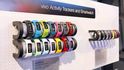 Wearables – chytré hodinky a jiní. Pomocníci připnutí na některé části těla a komunikující zpravidla s mobilními telefony či tablety letos CES zaplavily. Většina firem sází na hodinky, případně brýle, přičemž ze všech výrobků čišel prozatím fakt, že se zcela nová produktová kategorie zatím hledá. Všichni v ní vidí obrovský potenciál, tuší tučné zisky a hlad masy, na druhou stranu nejsou povětšinou výrobky dotažené a musejí ještě vyzrát. Z velkých firem prezentovaly chytré hodinky společnosti LG (model G Watch R se již prodává i u nás), Samsung představil model Gear S, ale i japonské Sony, které na CES ukázalo celokovové SmartWatch 3 se systémem Android Wear. Přihlásilo se i čínské Lenovo, u jehož náramku Vibe Band VB10 zaujal displej s elektronickým inkoustem (E-ink) a kompatibilita s jakýmkoliv zařízením se systémem Android 4.4. Celkově bylo na výstavě k vidění několik desítek chytrých hodinek a náramků. Nemalou podskupinou v oblasti „wearables“ byly výrobky zaměřené na fitness a měření tělesné aktivity, k Wearables – chytré hodinky a jiní. Pomocníci připnutí na některé části těla a komunikující zpravidla s mobilními telefony či tablety letos CES zaplavily. Většina firem sází na hodinky, případně brýle, přičemž ze všech výrobků čišel prozatím fakt, že se zcela nová produktová kategorie zatím hledá. Všichni v ní vidí obrovský potenciál, tuší tučné zisky a hlad masy, na druhou stranu nejsou povětšinou výrobky dotažené a musejí ještě vyzrát. Z velkých firem prezentovaly chytré hodinky společnosti LG (model G Watch R se již prodává i u nás), Samsung představil model Gear S, ale i japonské Sony, které na CES ukázalo celokovové SmartWatch 3 se systémem Android Wear. Přihlásilo se i čínské Lenovo, u jehož náramku Vibe Band VB10 zaujal displej s elektronickým inkoustem (E-ink) a kompatibilita s jakýmkoliv zařízením se systémem Android 4.4. Celkově bylo na výstavě k vidění několik desítek chytrých hodinek a náramků. Nemalou podskupinou v oblasti „wearables“ byly výrobky zaměřené na fitness a měření tělesné aktivity, k