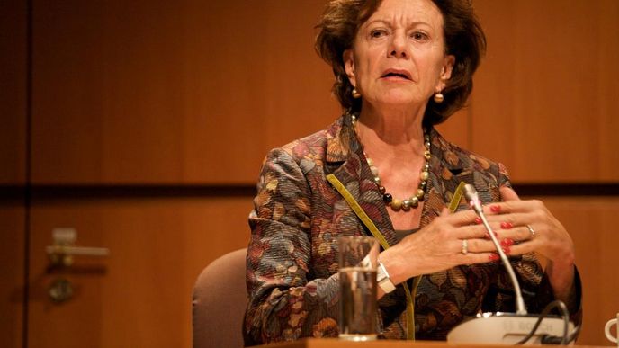 Neelie Kroes reguluje mobilní operátory, chce vymýtit roaming v Evropské unii, stojí za ballot screenem a ráda by hlídala internet. Neelie Kroes reguluje mobilní operátory, chce vymýtit roaming v Evropské unii, stojí za ballot screenem a ráda by hlídala internet.