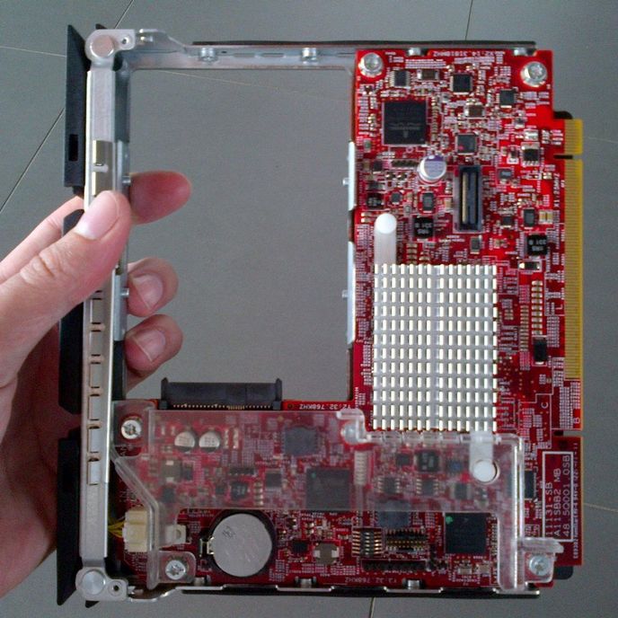 Ukázkový vzorek Moonshotu, chybí pouze pevný disk. Server je mnohonásobně menší, než tradiční servery. Ukázkový vzorek Moonshotu, chybí pouze pevný disk. Server je mnohonásobně menší, než tradiční servery.