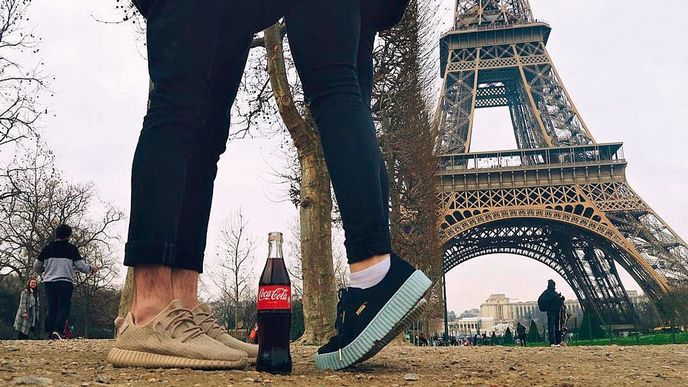 (Ne)stylizovaná fotka mladých vlogerů nasbírala deset tisíc lajků za hodinu a v Coca-Cole si mnuli ruce (Ne)stylizovaná fotka mladých vlogerů nasbírala deset tisíc lajků za hodinu a v Coca-Cole si mnuli ruce