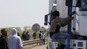 Vzniklých dopravních problémů se podle médií pokoušejí využít uprchlíci, kteří se snaží dostat do kamionů směřujících do Británie. Vzniklých dopravních problémů se podle médií pokoušejí využít uprchlíci, kteří se snaží dostat do kamionů směřujících do Británie.