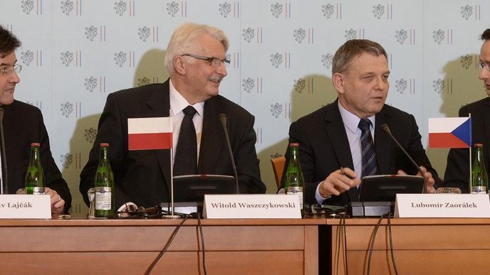 Ministři zahraničních věcí států V4 vystoupili 18. února v Praze na konferenci k 25. výročí založení visegrádské skupiny. Zleva Miroslav Lajčák (Slovensko), Witold Waszczykowski (Polsko), Lubomír Zaorálek (ČR) a Péter Szijjártó (Maďarsko). Ministři zahraničních věcí států V4 vystoupili 18. února v Praze na konferenci k 25. výročí založení visegrádské skupiny. Zleva Miroslav Lajčák (Slovensko), Witold Waszczykowski (Polsko), Lubomír Zaorálek (ČR) a Péter Szijjártó (Maďarsko).