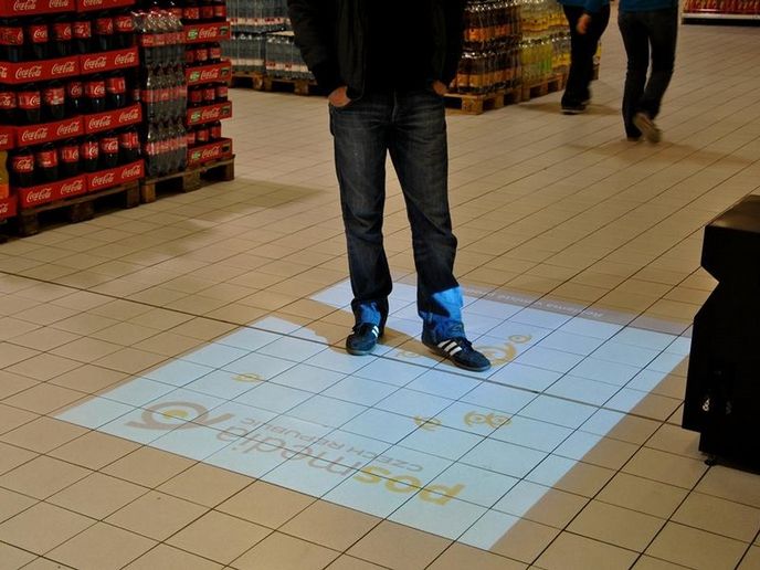 Projekci vizuálu spustí pohyb na ploše Projekci vizuálu spustí pohyb na ploše
