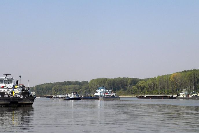 Uvízlé lodě na Dunaji v Rumunsku Uvízlé lodě na Dunaji v Rumunsku