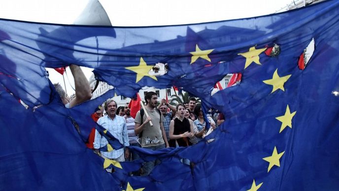 Příznivci řecké levice pálí vlajku EU při protestech v Soluni (28. června 2015) Příznivci řecké levice pálí vlajku EU při protestech v Soluni (28. června 2015)