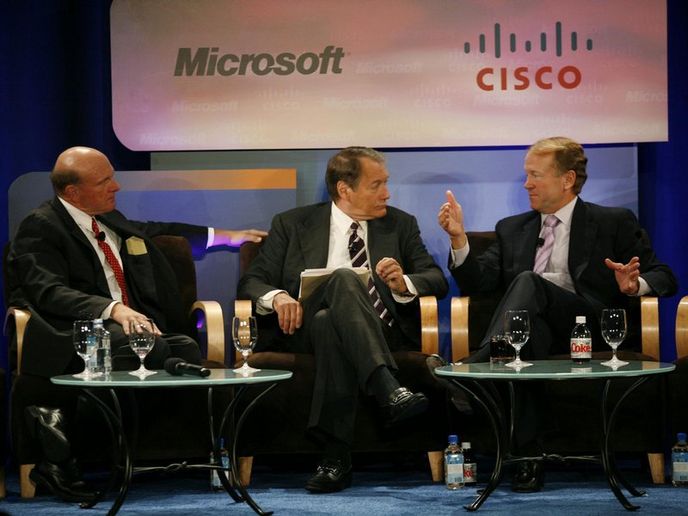 Cisco se opět začíná soustředit na jádro jejich byznysu - sítě a síťové prvky. Teprve na nich pak může vyrůst další portfolio, třeba nástroje pro komunikaci. Na snímku šéf firmy John Chambers (vpravo) s prezidentem Microsoftu Stevem Ballmerem (vlevo). Cisco se opět začíná soustředit na jádro jejich byznysu - sítě a síťové prvky. Teprve na nich pak může vyrůst další portfolio, třeba nástroje pro komunikaci. Na snímku šéf firmy John Chambers (vpravo) s prezidentem Microsoftu Stevem Ballmerem (vlevo).