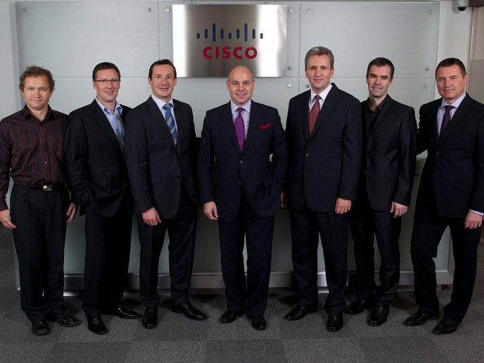 Pobočky Cisco Systems po celém světě prošly obměnou, včetně té české. Nový šéf Jiří Devát (uprostřed) si obměnil tým nejužšího vedení. Pobočky Cisco Systems po celém světě prošly obměnou, včetně té české. Nový šéf Jiří Devát (uprostřed) si obměnil tým nejužšího vedení.