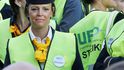 Lufthansa zatím zrušila 110 letů na krátké a středně dlouhé vzdálenosti a očekává, že bude muset zrušit i několik letů na dlouhé vzdálenosti. Stávka sice skončí hodinu po poledni, dopad na lety však bude mít celý den, varovala Lufthansa. Frankfurt je nejvytíženějším letištěm v Německu. (Foto ČTK) Lufthansa zatím zrušila 110 letů na krátké a středně dlouhé vzdálenosti a očekává, že bude muset zrušit i několik letů na dlouhé vzdálenosti. Stávka sice skončí hodinu po poledni, dopad na lety však bude mít celý den, varovala Lufthansa. Frankfurt je nejvytíženějším letištěm v Německu. (Foto ČTK)