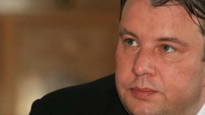 Dotazy novinářů Kocourka evidentně zaskočily. Často hledal slova, odpovídal mlhavě, pomáhal si frázemi a situaci za něj občas zachraňoval mluvčí Pavel Vlček. Dotazy novinářů Kocourka evidentně zaskočily. Často hledal slova, odpovídal mlhavě, pomáhal si frázemi a situaci za něj občas zachraňoval mluvčí Pavel Vlček.