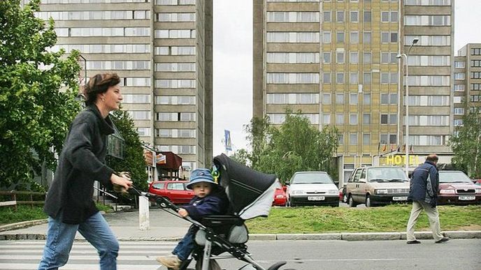 centrum. Dva věžáky hotelu Kupa spojené výrazným prampouchem vytvářejí dominantu Jižního Města. centrum. Dva věžáky hotelu Kupa spojené výrazným prampouchem vytvářejí dominantu Jižního Města.