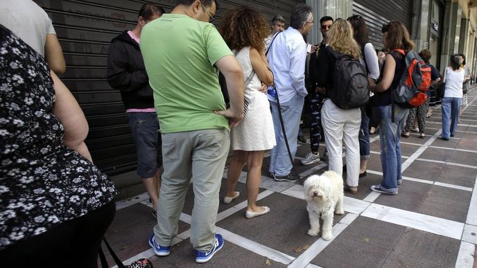 Řekové ve frontě na bankomat Řekové ve frontě na bankomat