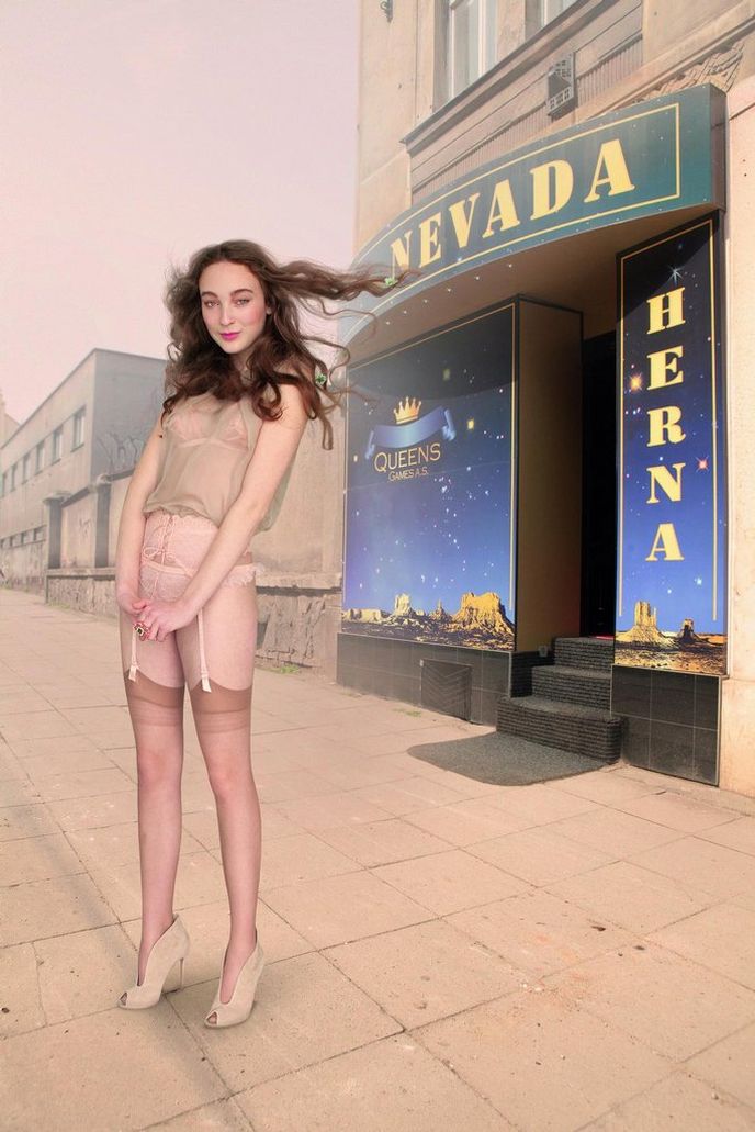 Hedvábná halenka Jsem, www.jsem.name, 3200 Kč; Podprsenka La Perla, 6400 Kč; Tanga La Perla, 3600 Kč; Podvazkový pás La Perla, 5800 Kč; Boty Obsession Shoes, Maiselova 16, Praha 1, 17 215 Kč; Prsten¬ Mawi, Dušní 3, 10 390 Kč; Punčochy Bepon, 299 Kč Hedvábná halenka Jsem, www.jsem.name, 3200 Kč; Podprsenka La Perla, 6400 Kč; Tanga La Perla, 3600 Kč; Podvazkový pás La Perla, 5800 Kč; Boty Obsession Shoes, Maiselova 16, Praha 1, 17 215 Kč; Prsten¬ Mawi, Dušní 3, 10 390 Kč; Punčochy Bepon, 299 Kč