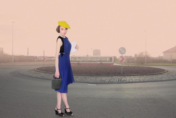 Šaty s páskem Escada, 35.990 Kč; Boty DKNY, 4550 Kč; Baret Tonak, 265 Kč; Kabelka stylistky vlastní Šaty s páskem Escada, 35.990 Kč; Boty DKNY, 4550 Kč; Baret Tonak, 265 Kč; Kabelka stylistky vlastní