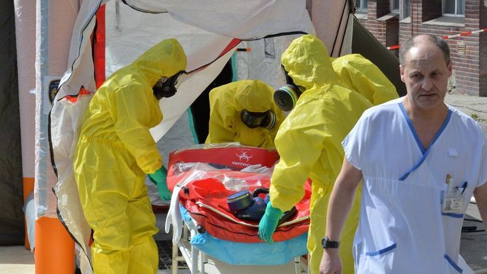 Cvičení pro případ výskytu vysoce infekční nákazy v pražské Nemocnici Na Bulovce Cvičení pro případ výskytu vysoce infekční nákazy v pražské Nemocnici Na Bulovce