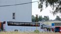 Autobus, kterým cestovali turisti spolu s mužem s podezřením na koronavirus MERS, přijel do speciálního zařízení hasičů na Ostravsku, kde budou v karanténě. Autobus, kterým cestovali turisti spolu s mužem s podezřením na koronavirus MERS, přijel do speciálního zařízení hasičů na Ostravsku, kde budou v karanténě.