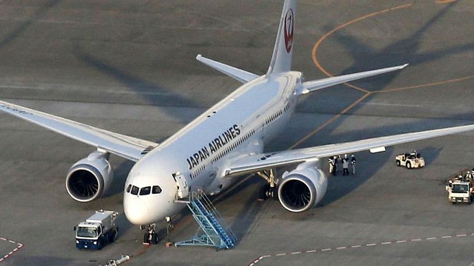 Boeing 787 Dreamliner patří k nejmodernějším letadlům současnosti. V poslední době ho však postihla série závad, včetně exploze baterie a následný požár, únik paliva či problémy s elektronikou a prasklým sklem. FAA již proto kvůli tomu nařídil minulý týden komplexní inspekci nových letadel a japonské společnosti ANA a Japan Airlines dočasně zastavily provoz těchto letadel. Boeing 787 Dreamliner patří k nejmodernějším letadlům současnosti. V poslední době ho však postihla série závad, včetně exploze baterie a následný požár, únik paliva či problémy s elektronikou a prasklým sklem. FAA již proto kvůli tomu nařídil minulý týden komplexní inspekci nových letadel a japonské společnosti ANA a Japan Airlines dočasně zastavily provoz těchto letadel.