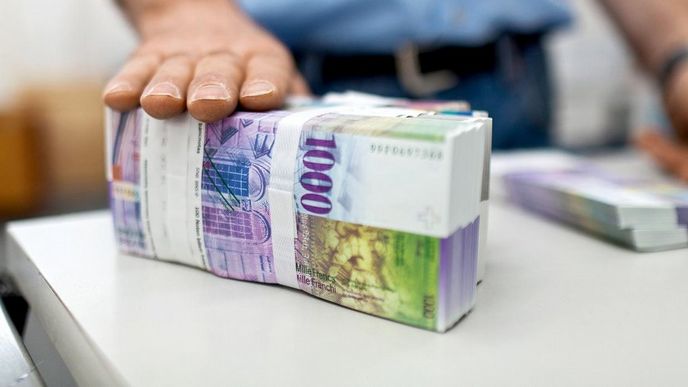 Hlasy sílí. Názorů, že bankovky s vysokou nominální i reálnou hodnotou by měly být zrušeny, přibývá. Na snímku je balík tisícifrankových bankovek v bezpečí švýcarského finančního ústavu Zürcher Kantonalbank. Hlasy sílí. Názorů, že bankovky s vysokou nominální i reálnou hodnotou by měly být zrušeny, přibývá. Na snímku je balík tisícifrankových bankovek v bezpečí švýcarského finančního ústavu Zürcher Kantonalbank.
