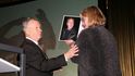 Titul Admanem získal in memoriam Vladimír Zeman, zakladatel české mediální scény. Ocenění přebírá jeho sestra. Titul Admanem získal in memoriam Vladimír Zeman, zakladatel české mediální scény. Ocenění přebírá jeho sestra.