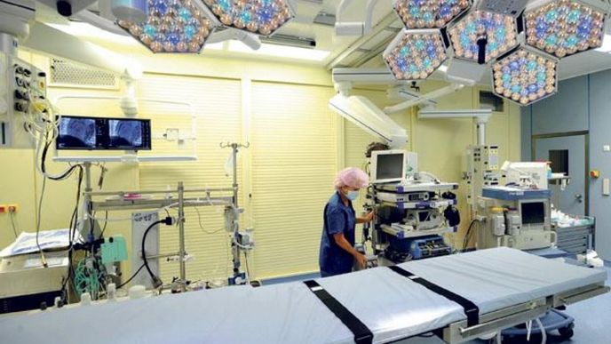 Hybridní IKEM
Nový takzvaný hybridní
operační sál pro pacienty
podstupující srdeční
operace v Kardiocentru
pražského Institutu klinické
a experimentální medicíny
(IKEM) přinese menší
bolestivost, kratší dobu hojení
a také výrazné omezení rizika
infekce a dalších komplikací.
Sál i s vybavením stál
78,9 milionu, z toho přístroje
51,4 milionu. Hybridní IKEM
Nový takzvaný hybridní
operační sál pro pacienty
podstupující srdeční
operace v Kardiocentru
pražského Institutu klinické
a experimentální medicíny
(IKEM) přinese menší
bolestivost, kratší dobu hojení
a také výrazné omezení rizika
infekce a dalších komplikací.
Sál i s vybavením stál
78,9 milionu, z toho přístroje
51,4 milionu.