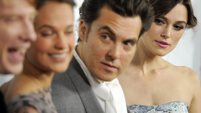 Chtěli byste vidět Keiru Knightleyovou jako hlavní postavu erotického příběhu? (zprava - Keira Knightleyová a režisér Joe Wright) Chtěli byste vidět Keiru Knightleyovou jako hlavní postavu erotického příběhu? (zprava - Keira Knightleyová a režisér Joe Wright)