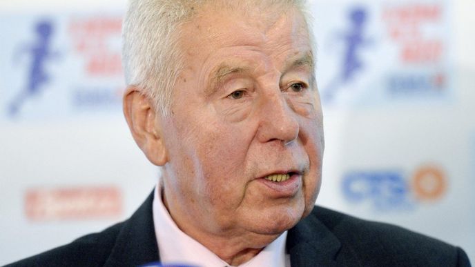 Fotbalový vicemistr světa z roku 1962 Josef Masopust (na snímku z 19. října 2012), první český držitel Zlatého míče a český fotbalista století, zemřel 29. června po dlouhé nemoci. Fotbalový vicemistr světa z roku 1962 Josef Masopust (na snímku z 19. října 2012), první český držitel Zlatého míče a český fotbalista století, zemřel 29. června po dlouhé nemoci.