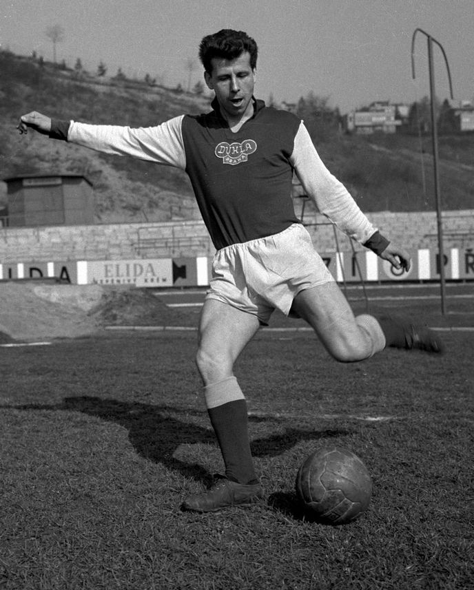Fotbalový vicemistr světa z roku 1962 Josef Masopust (na snímku ze 17. března 1961), první český držitel Zlatého míče a český fotbalista století, zemřel 29. června po dlouhé nemoci. Fotbalový vicemistr světa z roku 1962 Josef Masopust (na snímku ze 17. března 1961), první český držitel Zlatého míče a český fotbalista století, zemřel 29. června po dlouhé nemoci.