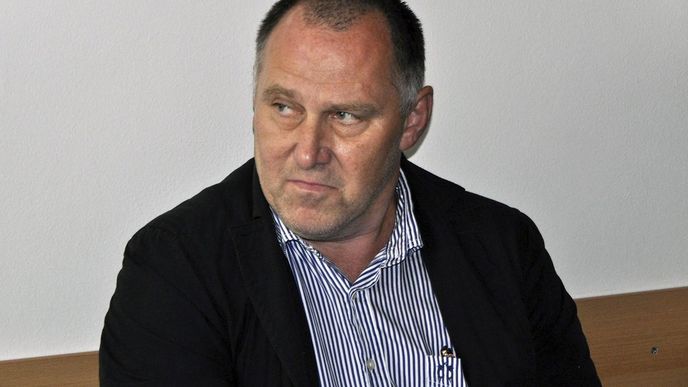 Protikorupční policie navrhla obžalovat sedm lidí v kauze digitalizace archivu chorobopisů a nákupu gama nože v pražské Nemocnici Na Homolce. Podle dřívějších informací čelí obvinění exředitel nemocnice Vladimír Dbalý (na snímku z 27. června 2014) a jeho někdejší náměstek Michal Toběrný. V souvislosti se zakázkou na nákup gama nože údajně přijali úplatek 5,7 milionu korun, zmanipulováním tendru k chorobopisům prý způsobili škodu nejméně 57 milionů. Protikorupční policie navrhla obžalovat sedm lidí v kauze digitalizace archivu chorobopisů a nákupu gama nože v pražské Nemocnici Na Homolce. Podle dřívějších informací čelí obvinění exředitel nemocnice Vladimír Dbalý (na snímku z 27. června 2014) a jeho někdejší náměstek Michal Toběrný. V souvislosti se zakázkou na nákup gama nože údajně přijali úplatek 5,7 milionu korun, zmanipulováním tendru k chorobopisům prý způsobili škodu nejméně 57 milionů.