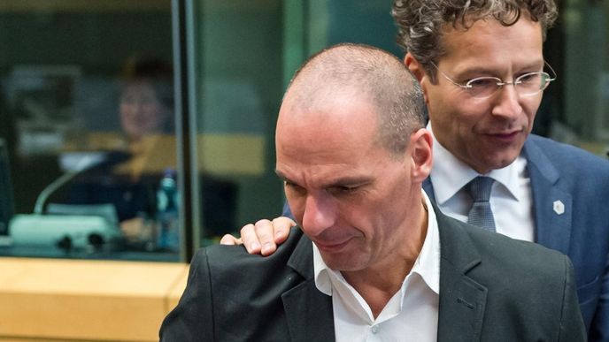 Vpředu řecký ministr financí Janis Varufakis, za ním šéf euroskupiny Jeroen Dijsselbloem z Nizozemska Vpředu řecký ministr financí Janis Varufakis, za ním šéf euroskupiny Jeroen Dijsselbloem z Nizozemska